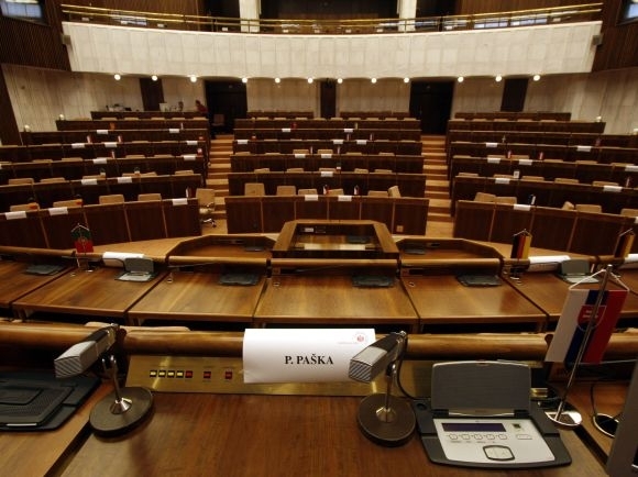 EÚ: Dôvera vo vládu a národné parlamenty klesá